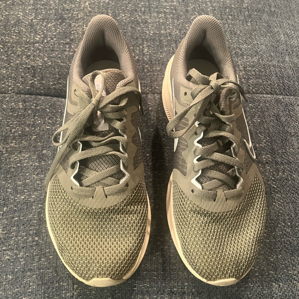 Nike ladies gray size 6